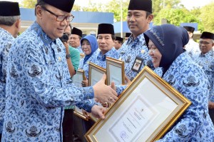 Penyerahan penghargaan Otoda di Jakarta