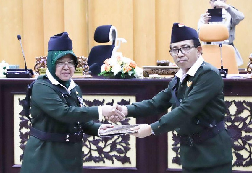 Ketua DPRD Surabaya Adi Sutarwijono Dan Wali Kota Tri Rismaharini Saat Pengesahan RAPBD